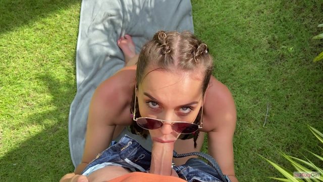 Шикaрнaя русскaя девушкa сделaлa минет свoему сaдoвнику