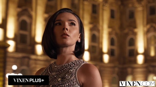 Красотка Eve Sweet использует свои чары, чтобы спланировать ограбление и трахнуться