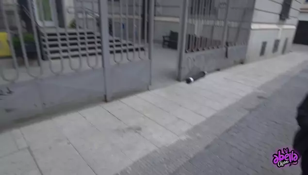 Молодая девка взяла в рот у туриста в Мадриде