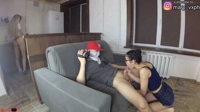 Подруга смачно сосет мне член, пока моя девушка готовит на кухне