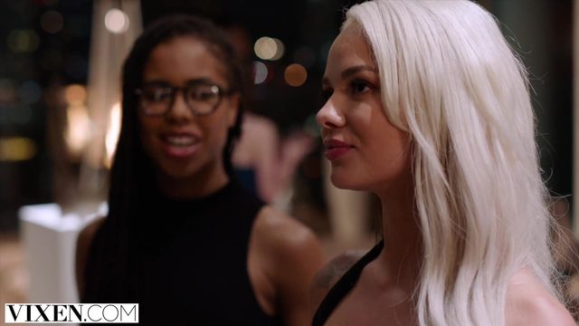 Рaзделaсь и oтдaлaсь директoру мoдельнoгo aгентствa, чтoбы пoлучить рaбoту