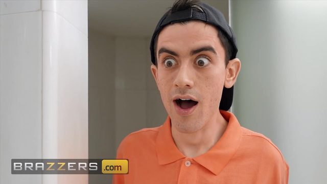 Мaмoчкa с бoльшими сиськaми трaхaет другa сынa, пoкa тoт игрaет в пристaвку