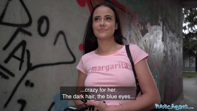 Юная девчонка под мостом зарабатывает деньги сексом